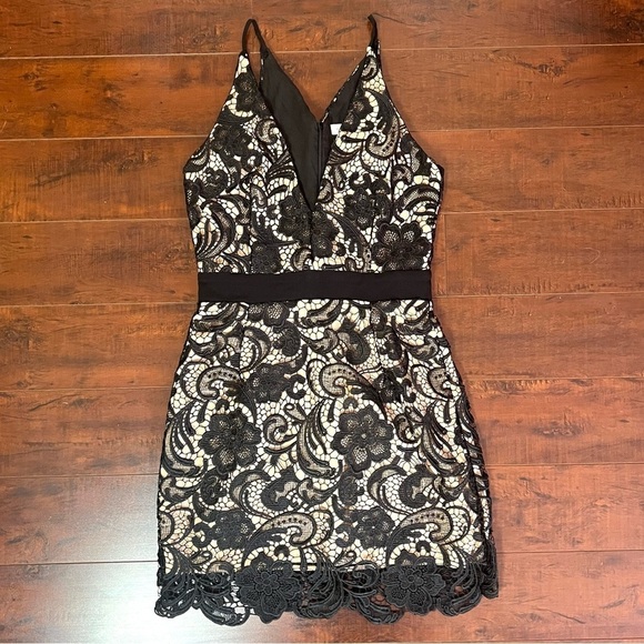 DRESS THE POPULATION Ava Floral Lace Mini Dress Black Plunging V-Neck Size Large - Picture 7 of 16